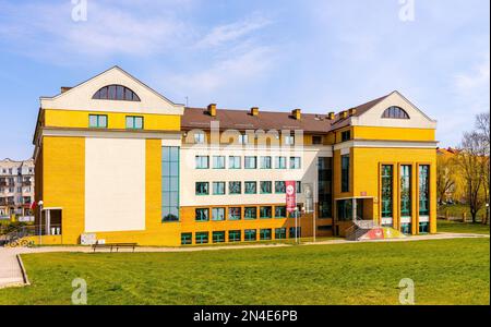 Elk, Polonia - 1 maggio 2022: Scuola di finanza e gestione aziendale sul lago Jezioro Elckie nella città di Elk, nella regione di Masuria in Polonia Foto Stock