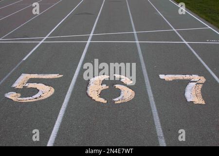 Corsie numerate sulla pista da corsa Foto Stock