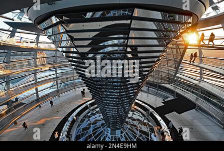 Berlino, Germania. 08th Feb, 2023. La gente cammina attraverso la cupola dell'edificio del Reichstag mentre il sole tramonta. Credit: Philipp Znidar/dpa/Alamy Live News Foto Stock