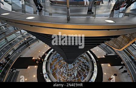 Berlino, Germania. 08th Feb, 2023. Vista dall'alto attraverso la cupola dell'edificio del Reichstag. Credit: Philipp Znidar/dpa/Alamy Live News Foto Stock