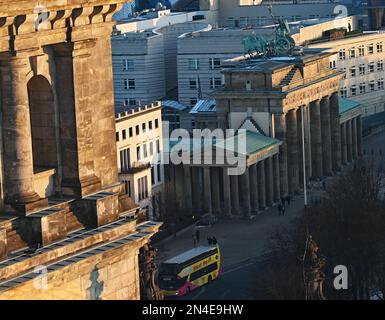 Berlino, Germania. 08th Feb, 2023. Vista sulla porta di Brandeburgo al tramonto dalla cupola dell'edificio del Reichstag. Credit: Philipp Znidar/dpa/Alamy Live News Foto Stock