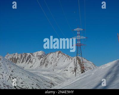 Pilone per il trasporto di elettricità via cavo Foto Stock