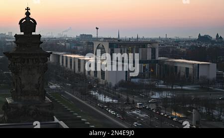 Berlino, Germania. 08th Feb, 2023. Vista della Cancelleria federale al tramonto dalla cupola dell'edificio del Reichstag. Credit: Philipp Znidar/dpa/Alamy Live News Foto Stock