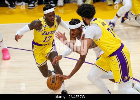 La guardia del tuono di Oklahoma City Shai Giltheous-Alexander (C) guida tra la guardia dei Lakers di Los Angeles Dennis Schroder (L) e la guardia del fauero Anthony Davis (3) durante una partita di basket dell'NBA.punteggi finali; Thunder 133:130 Lakers Foto Stock