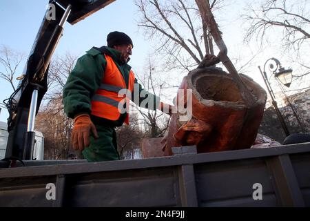 KIEV, UCRAINA - 8 FEBBRAIO 2023 - il monumento al pilota sovietico Valery Chkalov situato all'intersezione di Olesia Honchara e Mykhaila Kotsiubyns Foto Stock