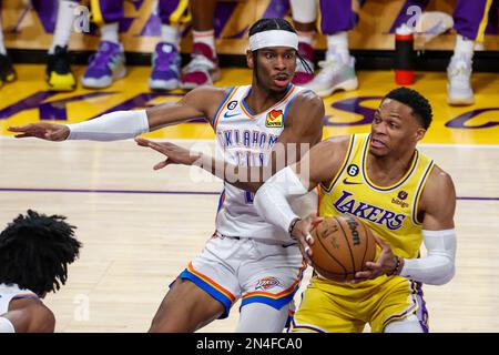 Los Angeles, Stati Uniti. 07th Feb, 2023. Los Angeles Lakers Guard Russell Westbrook (R) guida contro Oklahoma City Thunder Guard Shai Gilegest-Alexander durante un gioco di basket NBA.punteggi finali; Thunder 133:130 Lakers (Foto di Ringo Chiu/SOPA Images/Sipa USA) Credit: Sipa USA/Alamy Live News Foto Stock