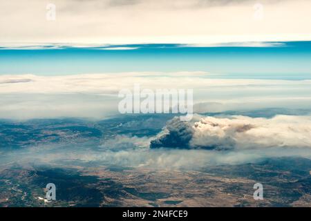 Vista aerea di una grande colonna di fumo da incendi boschivi nel Cile meridionale Foto Stock