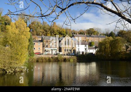 Guardando di fronte al laghetto del mulino di Cromford verso Scarthin, Derbyshire, Inghilterra Foto Stock