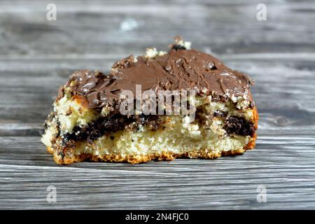 pasta al forno ricoperta di cioccolato e farcita con pezzi di cioccolato, biscotto, torta, caramello e brownie, pronti per essere serviti, focus selettivo di a. Foto Stock