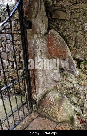 Le forme calcaree che fanno parte del supporto del cancello all'ingresso della chiesa di St Leonards a Chapel-le-Dale nel North Yorkshire, Yorkshire Dales. Foto Stock
