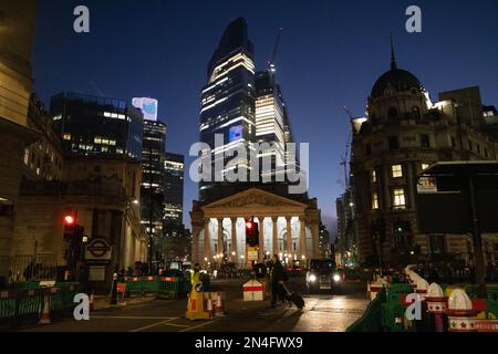 Una mattina presto chiara di inverno fuori dalla Banca d'Inghilterra e dal Royal Exchange a Cornhill, City of London, England, UK Foto Stock