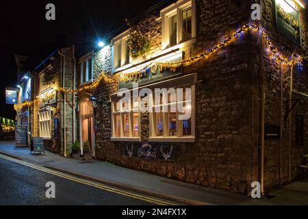 Street scene in Settle, una città mercato nel Yorkshire Dales, visto di notte e davanti a Xmas.Royal Oak Hotel, Market Place Settle BD24 9ED. Foto Stock