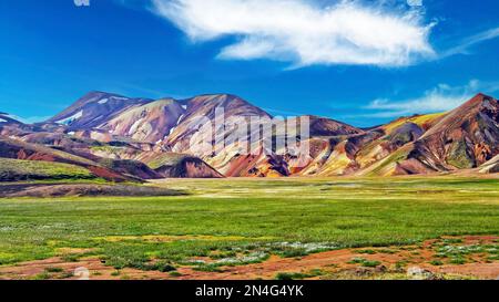 Beautiful icelandic landscape, wide green lonely valley, colorful mountains, blue summer sky - Landmannalaugar, Iceland Foto Stock