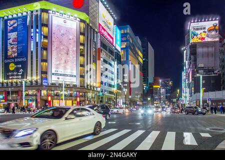 03-22-2015 Tokyo, Giappone. Traffico di auto di notte su Chuo-dori Ave, quartiere Ginza . strada illuminata! I negozi più ricchi Foto Stock