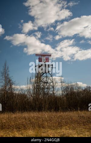 Una verticale di una torre con un radar in cima all'aeroporto di Manchester, Regno Unito Foto Stock