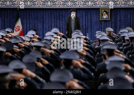 Teheran, Iran. 8th Feb, 2023. Il leader supremo iraniano Ayatollah ALI KHAMENEI consegna un discorso davanti ai comandanti dell'aeronautica in vista del 44th° anniversario che segna la vittoria della rivoluzione islamica, nota anche come Giornata delle forze armate. (Credit Image: © Iranian Supreme leader's Office via ZUMA Press Wire) SOLO PER USO EDITORIALE! Non per USO commerciale! Foto Stock