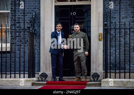 Durante la sua visita nel Regno Unito, il presidente dell'Ucraina Volodymyr Zelensky ha incontrato il primo ministro del Regno Unito Rishi Sunak. Il Capo dello Stato ha espresso gratitudine al popolo britannico e personalmente a Rishi Sunak per aver fornito un sostegno completo all'Ucraina nel contrastare l'aggressione russa. Egli ha sottolineato che il Regno Unito è il nostro partner e amico affidabile che è diventato uno dei leader mondiali nell'aiutare lo Stato ucraino. "Vi ringrazio per gli sforzi profusi per rafforzare le capacità di difesa dell'Ucraina, per l'assistenza umanitaria e finanziaria. Foto Stock