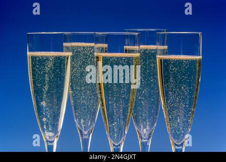 FILA DI CALICI DI CHAMPAGNE COMPLETI Foto Stock
