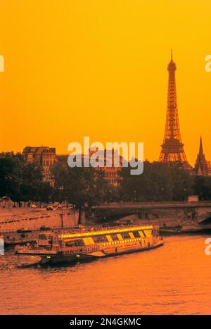 BATEAUX MOUCHES FIUME SENNA TORRE EIFFEL PARIGI FRANCIA Foto Stock