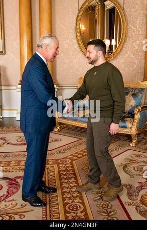 Durante una visita nel Regno Unito, il presidente dell'Ucraina Volodymyr Zelenskyy è stato ricevuto dal re Carlo III del Regno Unito di Gran Bretagna e Irlanda del Nord. Questo incontro è stato il primo pubblico tenuto dal monarca britannico con il capo di stato ucraino nella storia delle relazioni ucraino-britanniche. Volodymyr Zelenskyy si è congratulato con il re Carlo III per la sua recente adesione al trono e ha voluto pace e prosperità al popolo britannico. Il Presidente dell'Ucraina ha anche espresso gratitudine ai britannici e al governo di sua Maestà. Foto Stock