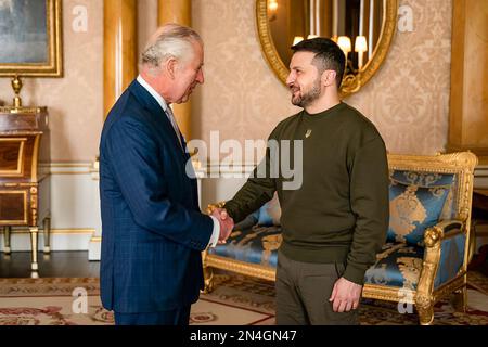 Durante una visita nel Regno Unito, il presidente dell'Ucraina Volodymyr Zelenskyy è stato ricevuto dal re Carlo III del Regno Unito di Gran Bretagna e Irlanda del Nord. Questo incontro è stato il primo pubblico tenuto dal monarca britannico con il capo di stato ucraino nella storia delle relazioni ucraino-britanniche. Volodymyr Zelenskyy si è congratulato con il re Carlo III per la sua recente adesione al trono e ha voluto pace e prosperità al popolo britannico. Il Presidente dell'Ucraina ha anche espresso gratitudine ai britannici e al governo di sua Maestà. Foto Stock