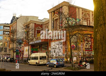 Centro sociale orientato alla sinistra politica Rote Flora nel quartiere di Sternschanze ad Amburgo Foto Stock