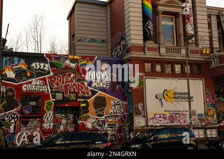 Centro sociale orientato alla sinistra politica Rote Flora nel quartiere di Sternschanze ad Amburgo Foto Stock