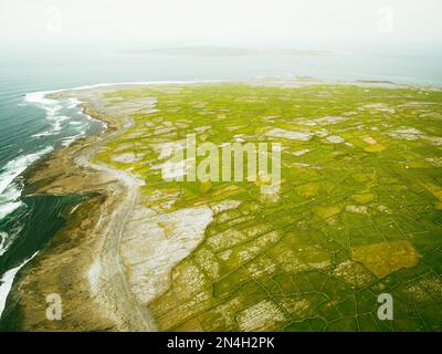 Belle texture e paesaggio aereo patter di Inisheer Island, parte di Aran Islands, Ireland.Inishmore, Inishmaan, Inisheer tutte e tre le isole in o Foto Stock