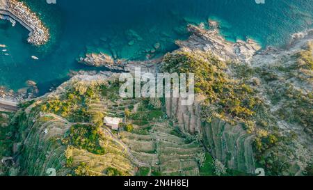 Vista aerea di Vernazza e della costa delle cinque Terre, Italia. Patrimonio dell'UNESCO. Pittoresco villaggio costiero colorato situato sulle colline. Vacanza estiva, Foto Stock