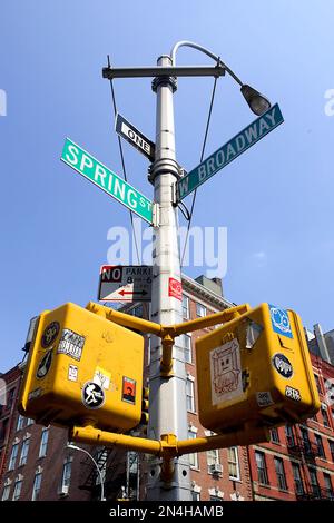 Indicazioni per Spring Street e West Broadway Street nel quartiere SoHo di Manhattan, New York City, New York, USA. Palo per illuminazione stradale completamente montato. Foto Stock