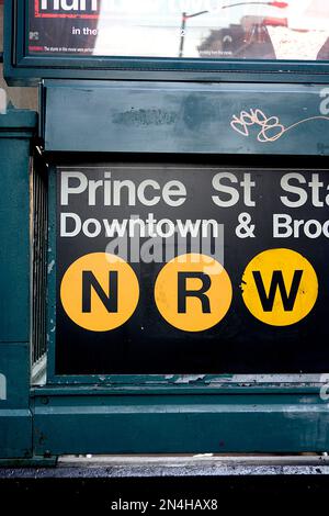 Prince Street ingresso alla stazione della metropolitana N,R,W di New York City nel quartiere SoHo di Manhattan, New York City, USA Foto Stock