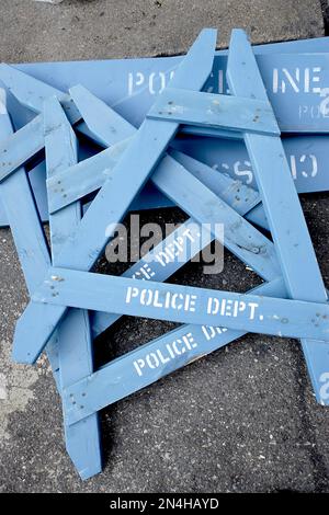 Blue New York City polizia reparto barricate parti di scarico in strada dopo un evento. Foto Stock