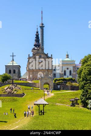 Swiety Krzyz, Polonia - 5 giugno 2022: LysA Gora, collina del monte Swiety Krzyz con Abbazia benedettiva medievale e santuario del pellegrinaggio a Swietokrzyskie Foto Stock