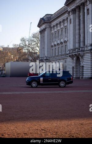 Londra, Regno Unito - 8 febbraio 2023: La processione del presidente Volodymyr Zelensky lascia Buckingham Palace dopo la sua prima visita dall'invasione russa dell'Ucraina. Credit: Sinai Noor/Alamy Live News - SOLO PER USO EDITORIALE. Credit: Sinai Noor/Alamy Live News Foto Stock