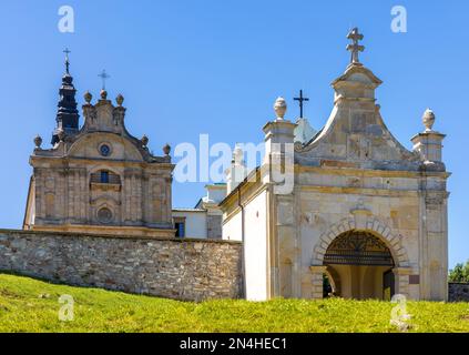 Swiety Krzyz, Polonia - 5 giugno 2022: LysA Gora, collina del monte Swiety Krzyz con Abbazia benedettiva medievale e santuario del pellegrinaggio a Swietokrzyskie Foto Stock