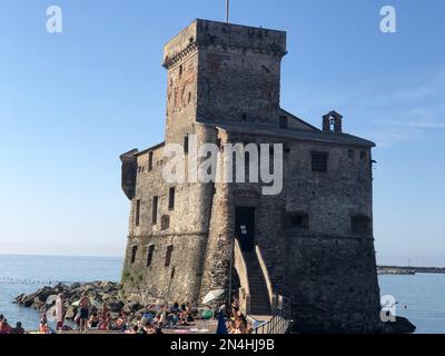 Bel castello medievale in pietra sul mare di Rapallo con cielo blu Foto Stock