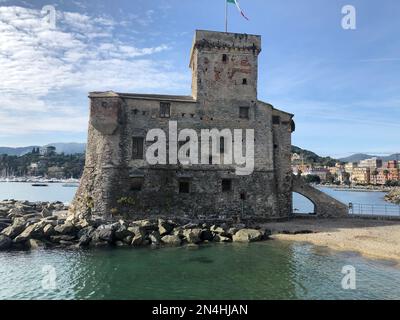 Bel castello medievale in pietra sul mare di Rapallo con cielo blu Foto Stock
