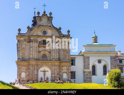 Swiety Krzyz, Polonia - 5 giugno 2022: LysA Gora, collina del monte Swiety Krzyz con Abbazia benedettiva medievale e santuario del pellegrinaggio a Swietokrzyskie Foto Stock