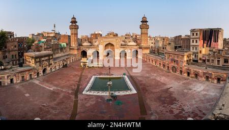 Stagno nel cortile della moschea di Wazir Khan Lahore, Pakistan Foto Stock