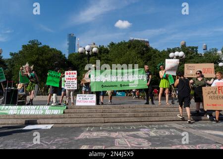 NEW YORK, NEW YORK - 13 LUGLIO: Gli attivisti 'Rise Up 4 Abortion Rights' si riuniscono e protestano a Union Square il 13 luglio 2022 a New York City. Aborto rig Foto Stock