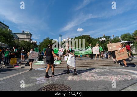 NEW YORK, NEW YORK - 13 LUGLIO: Gli attivisti 'Rise Up 4 Abortion Rights' si riuniscono e protestano a Union Square il 13 luglio 2022 a New York City. Aborto rig Foto Stock