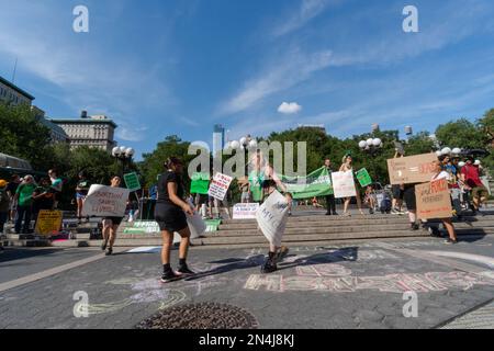 NEW YORK, NEW YORK - 13 LUGLIO: Gli attivisti 'Rise Up 4 Abortion Rights' si riuniscono e protestano a Union Square il 13 luglio 2022 a New York City. Aborto rig Foto Stock