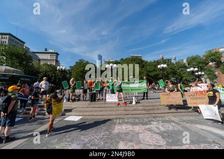 NEW YORK, NEW YORK - 13 LUGLIO: Gli attivisti 'Rise Up 4 Abortion Rights' si riuniscono e protestano a Union Square il 13 luglio 2022 a New York City. Aborto rig Foto Stock