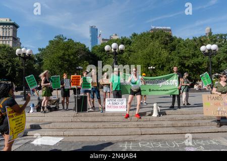 NEW YORK, NEW YORK - 13 LUGLIO: Gli attivisti 'Rise Up 4 Abortion Rights' si riuniscono e protestano a Union Square il 13 luglio 2022 a New York City. Aborto rig Foto Stock