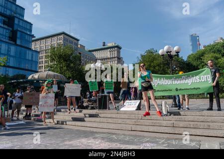 NEW YORK, NEW YORK - 13 LUGLIO: Gli attivisti 'Rise Up 4 Abortion Rights' si riuniscono e protestano a Union Square il 13 luglio 2022 a New York City. Aborto rig Foto Stock