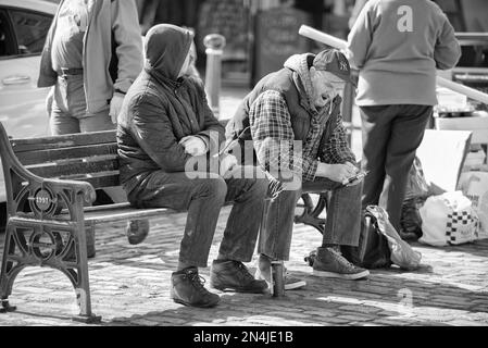 Fotografia di strada che cattura la vita quotidiana di ogni gente di giorno che va circa le loro vite occupate Foto Stock