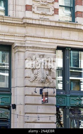Boston Custom House District: Il Board of Trade Building è riccamente decorato con simboli marittimi. Si trova di fronte a India Street dalla Custom House. Foto Stock