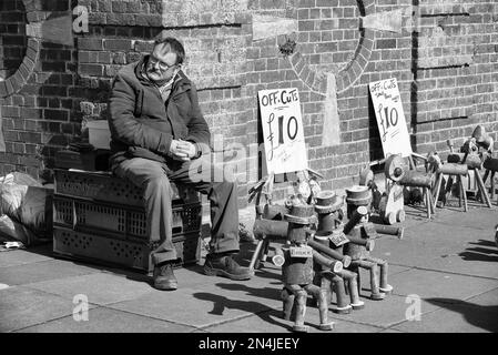 Fotografia di strada che cattura la vita quotidiana di ogni gente di giorno che va circa le loro vite occupate Foto Stock