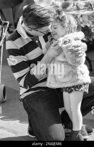Fotografia di strada che cattura la vita quotidiana di ogni gente di giorno che va circa le loro vite occupate Foto Stock