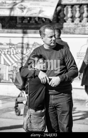 Fotografia di strada che cattura la vita quotidiana di ogni gente di giorno che va circa le loro vite occupate Foto Stock